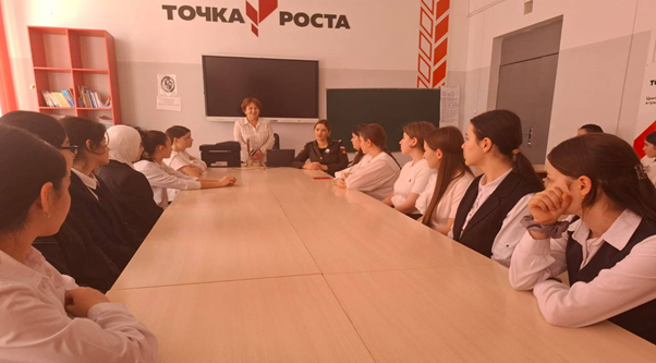 Сегодня состоялась встреча старшеклассников с ветераном боевых действий, участницей специальной военной операции, Асей Тохчуковой..