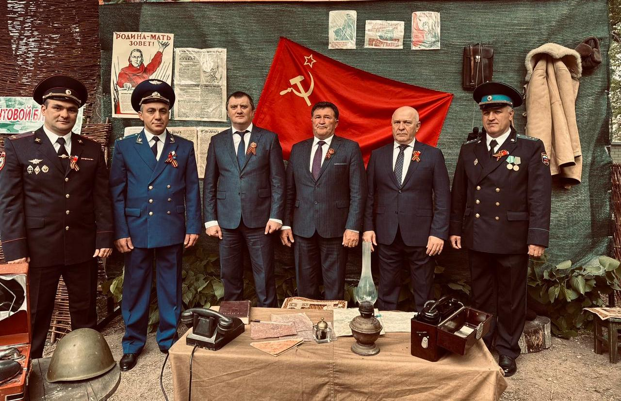 &amp;quot;И пороха дым,  и снарядов раскат  навеял мне старый солдатский блиндаж&amp;quot; (фотозона &amp;quot;Фронтовой блиндаж&amp;quot;).