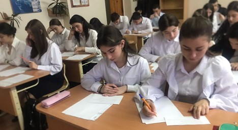 Выпускники лицея написали пробное сочинение.