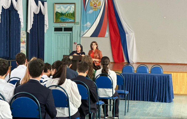 За парту.